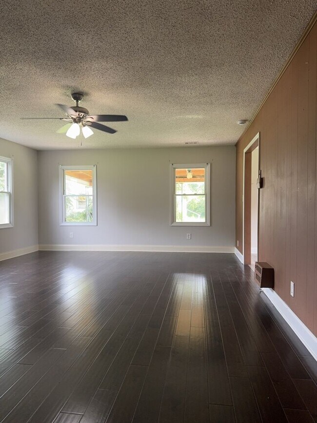 Building Photo - 3 bedroom Home- SECTION 8 ACCEPTED