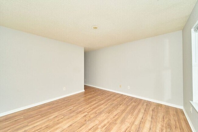 Building Photo - Sweet 3 Bedroom 2.5 Bath in Popular Maple Grove Estates