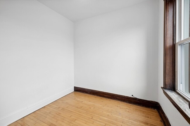 Building Photo - 3213 S Lituanica Ave