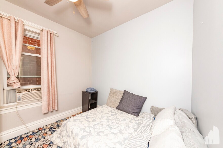 Building Photo - 842 W Waveland Ave