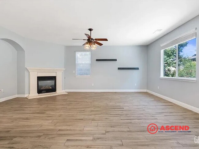 Building Photo - Stunning Home Home Off Jewetta Ave and Sno...