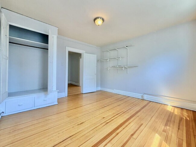 Building Photo - 409 Monmouth St