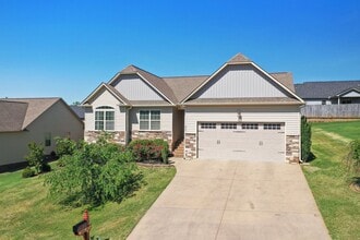 Building Photo - Lovely, Single Level, 3 Bedroom 2 Bath Home