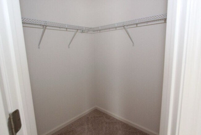 Building Photo - 2425 Cushing Dr