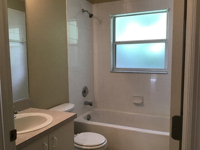 Building Photo - 558 Hatcher St SE