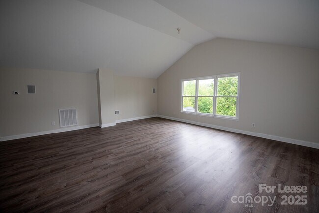 Building Photo - 247 Montibello Dr