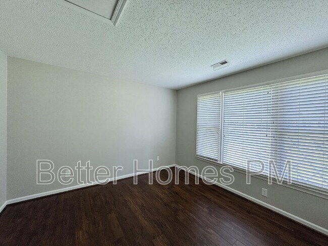 Building Photo - 1403 Buckhorn Rd