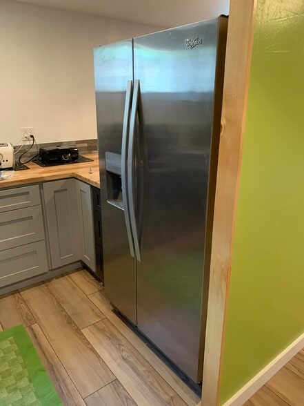 Fridge and dishwasher - 6915 Yates St
