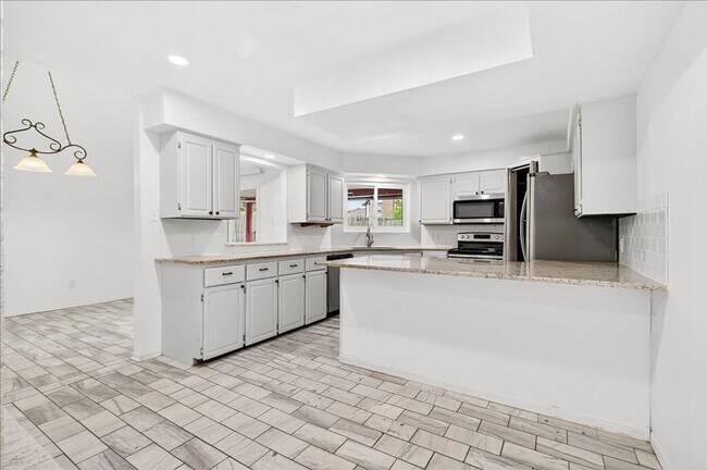 Building Photo - 5025 Romford Dr