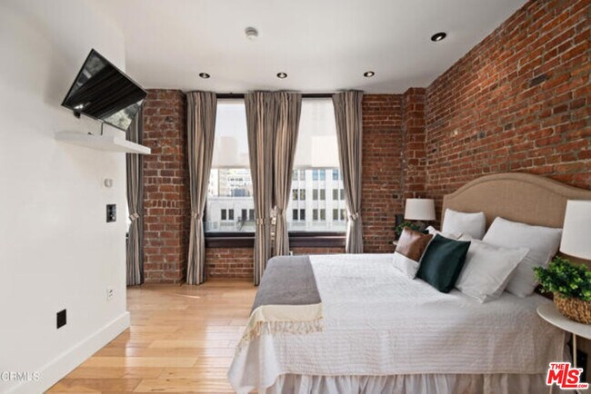 Building Photo - 460 S Spring St
