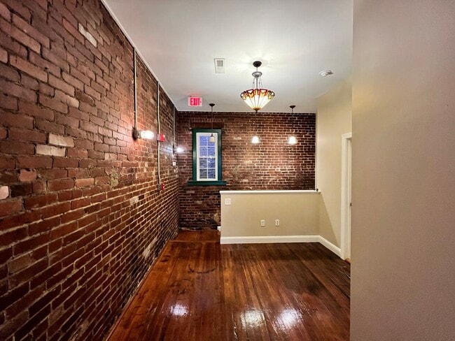 Building Photo - Conveniently located downtown