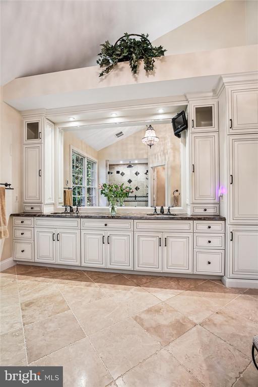 Building Photo - 9454 Newbridge Dr