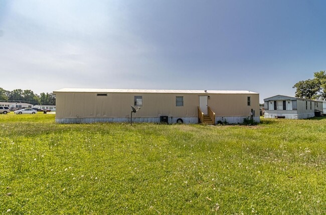 Building Photo - ADORABLE 2 BR | 2 BA in Pikeville * Weekly...