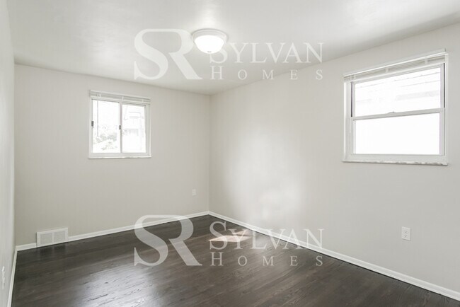 Building Photo - Cheerful and Welcoming Home for You!