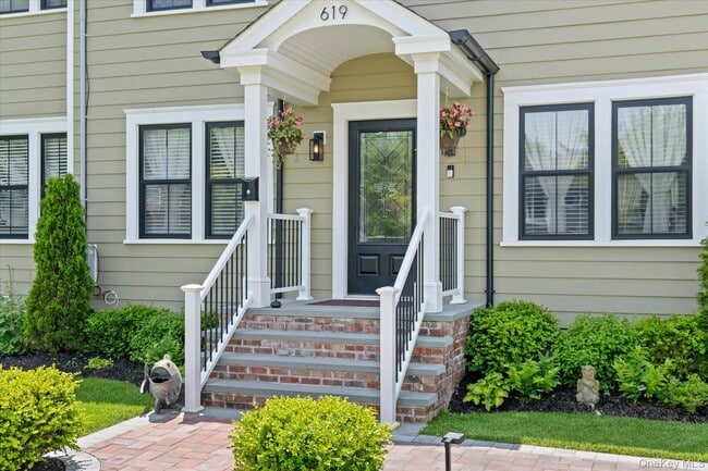 Building Photo - 619 Bailey Ave