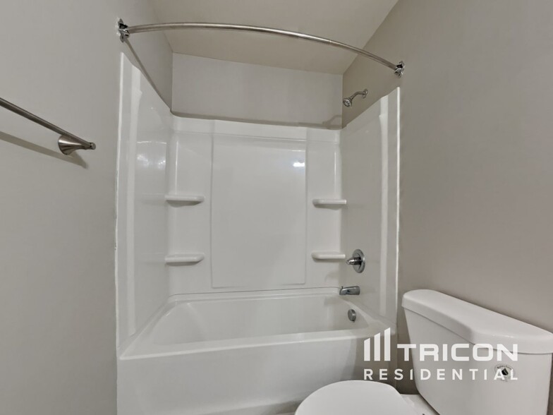 Building Photo - 335 Thistle Downs Dr