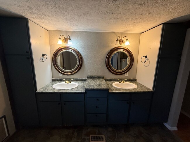 Building Photo - Large 3 bed 1 bath! - Elwood!