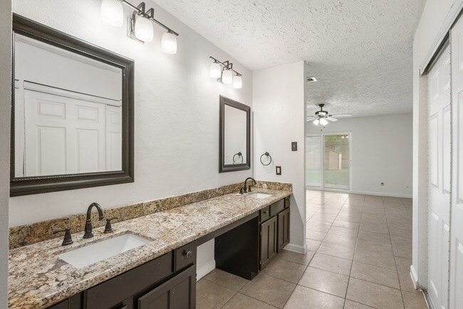 Building Photo - 16211 Olive Glen Dr