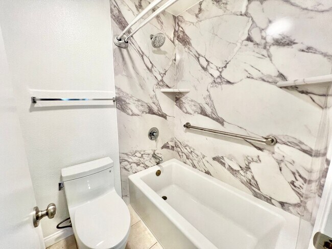 Building Photo - Stunning 2 bed/2 bath condo in the desirab...