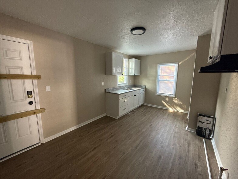 Building Photo - This beautifully updated 3-bedroom, 1-bath single-family home is ready for move-in!