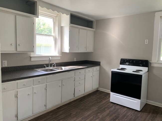 Building Photo - 504 Adams Ave