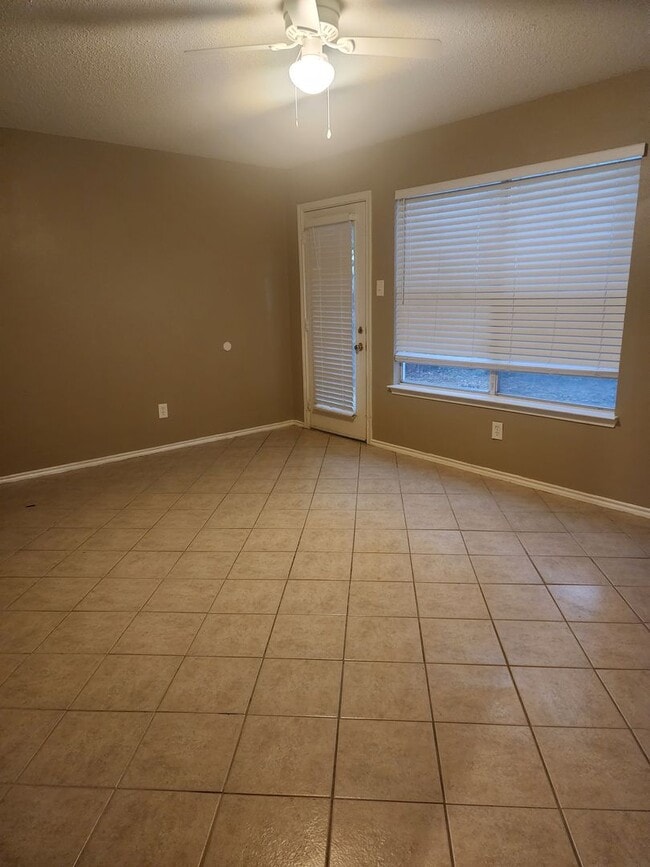 Building Photo - Quiet and Cozy 2 Story Home