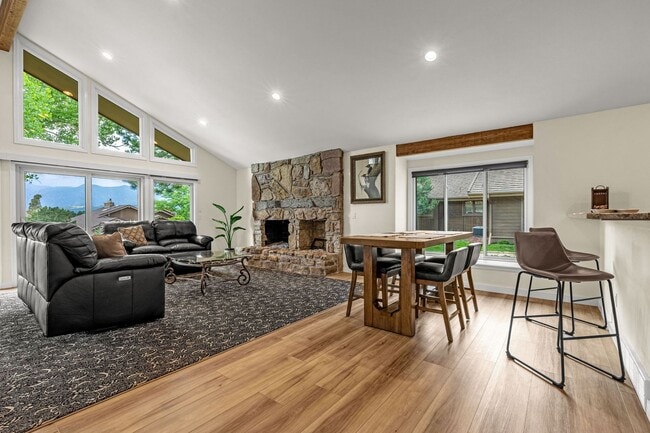 Primary Photo - Fully Furnished Executive Townhome in Kiss...