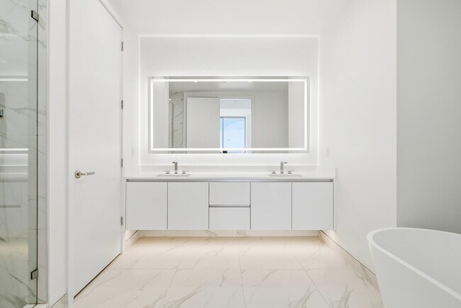 Building Photo - 220 Lake Shore Dr