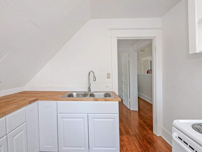 Building Photo - 5265 NE 14th Pl