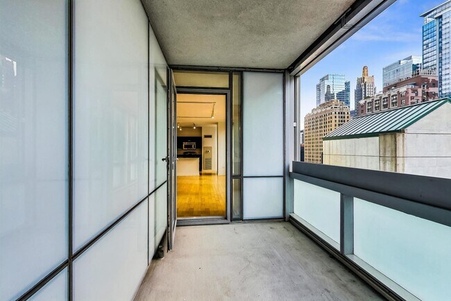 Building Photo - 8 E Randolph St