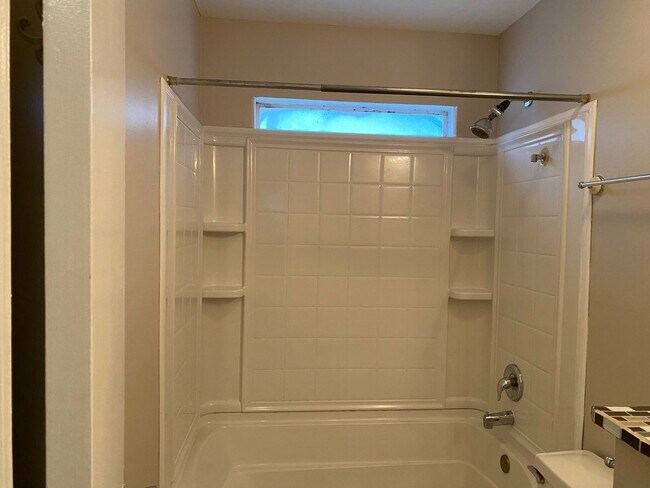 Building Photo - MOVE-IN SPECIAL-WONDERFUL 3/2.5 Home with 1 car garage-UCF Area