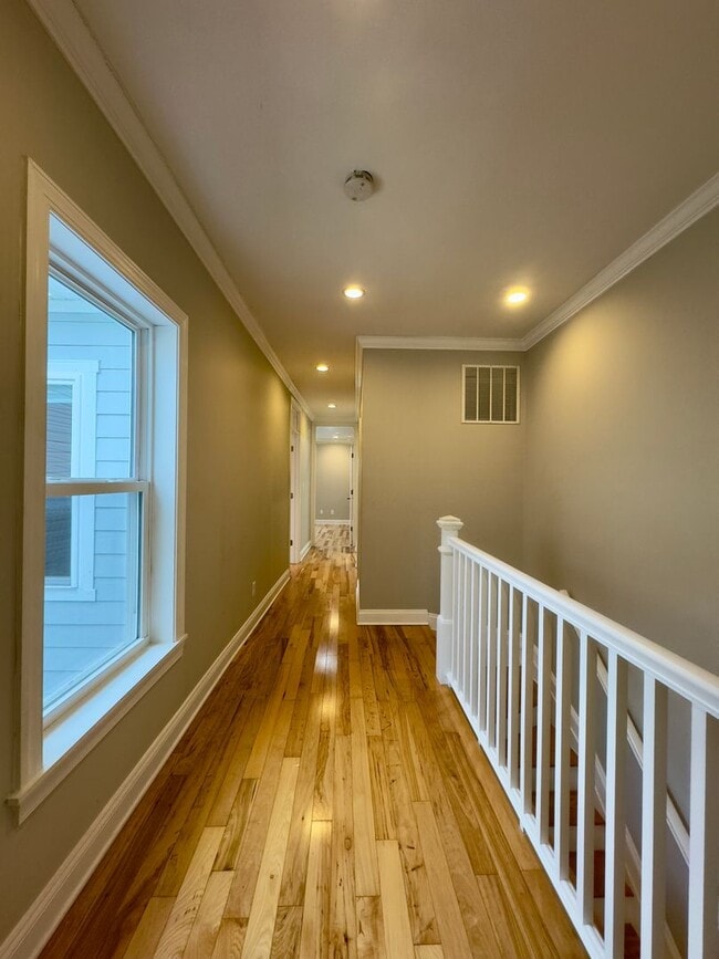 Building Photo - Charming 3 Bedroom/2.5 Bathroom Duplex in Hampden!