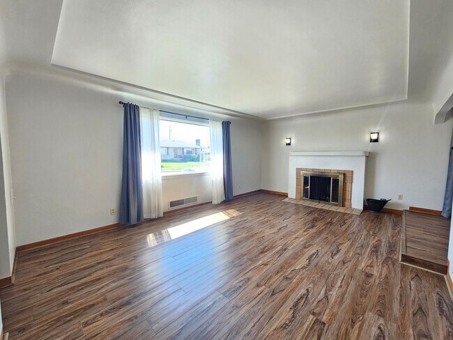 Building Photo - $2,095 - 3 Bed / 2 Bath Charming Rancher H...