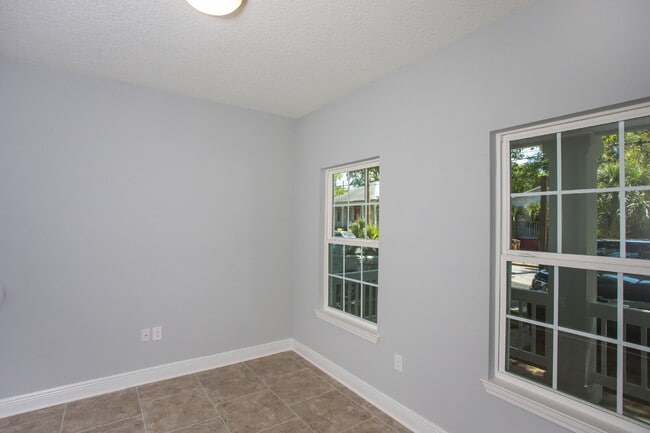 Building Photo - Great location! One block from DeVillier's Square and walking distance to Palafox.