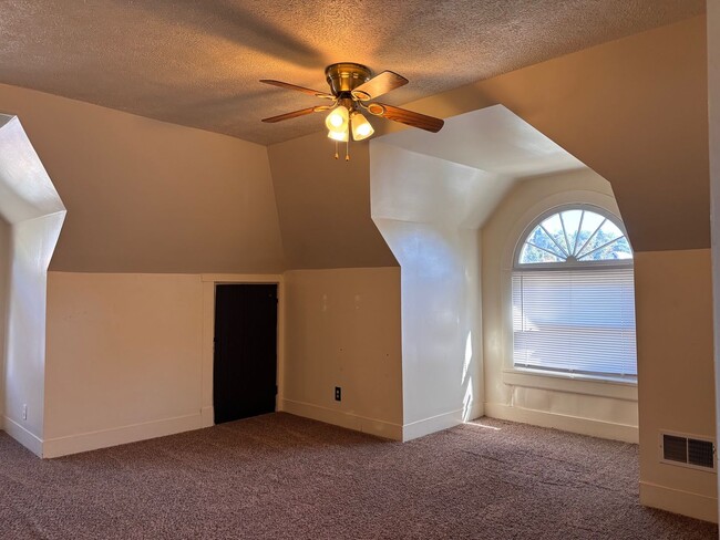 Building Photo - 3-4 Bedroom House located in South Park. Short Walking Distance to Downtown. Available 8/5/26