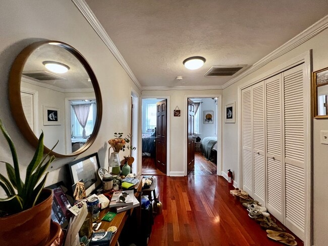 Building Photo - Stylish Top-Floor 2-Bedroom Condo with Pri...