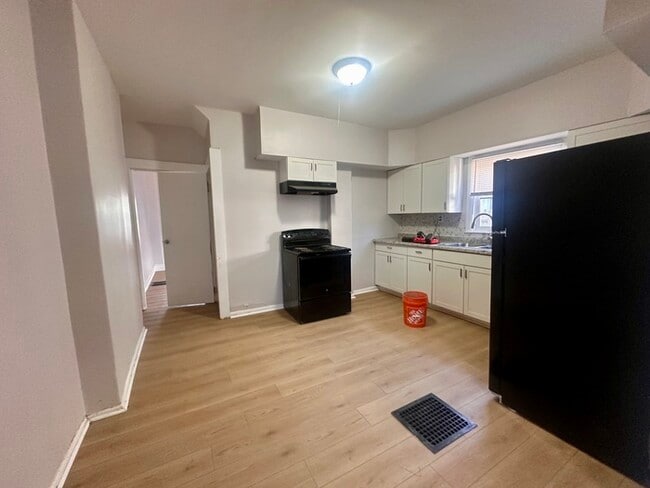 Building Photo - 325 N Gladstone Ave