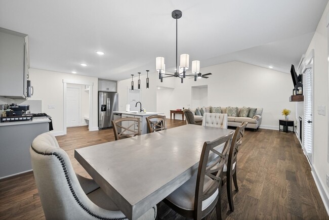 Building Photo - Spacious 3 Bedroom 2 Full Bath Home For Rent Near Dunbar Cave Road!