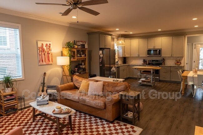 Building Photo - 933 E Churchwell Ave