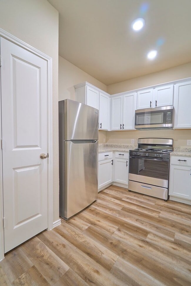 Building Photo - Hunters Ranch Beauty! 3 Bedroom 2 1/2 Bath...