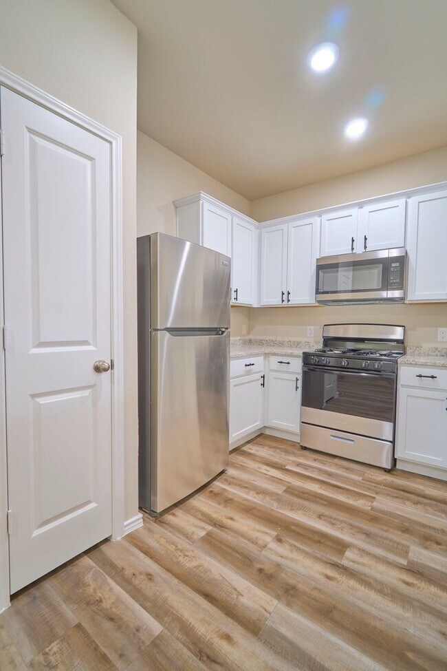 Building Photo - Hunters Ranch Beauty! 3 Bedroom 2 1/2 Bath Townhome