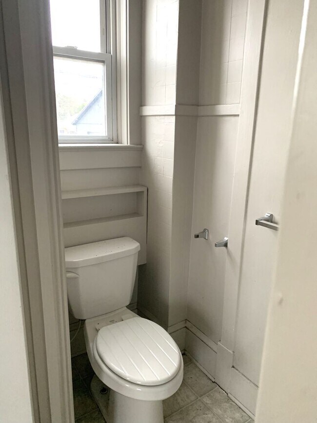 Building Photo - 1460 Lincoln Way E