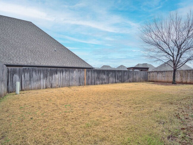 Building Photo - 5301 NW 162nd Ter, Edmond, OK 73013
