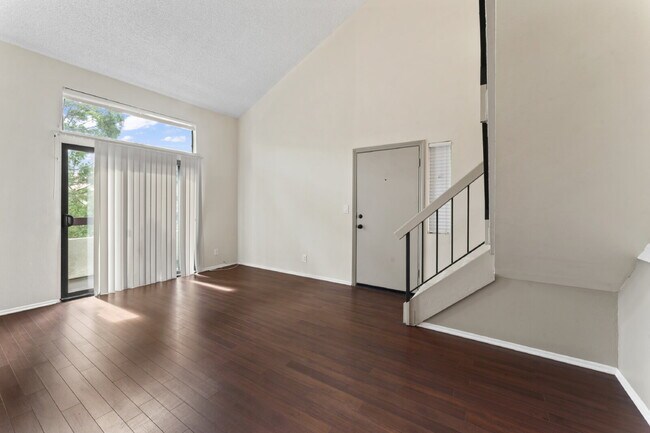 Building Photo - "Charming 2-Bed, 2-Bath Condo Retreat in S...