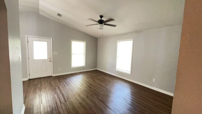 Building Photo - Spacious 3 Bedroom 2 Bath!