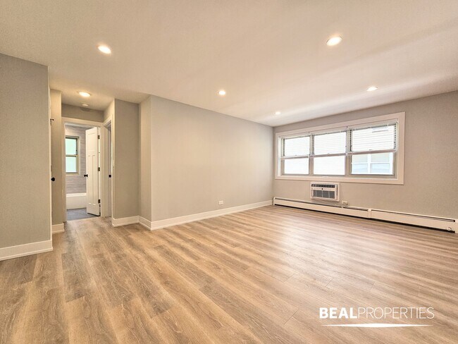 Building Photo - 452 W Oakdale Ave