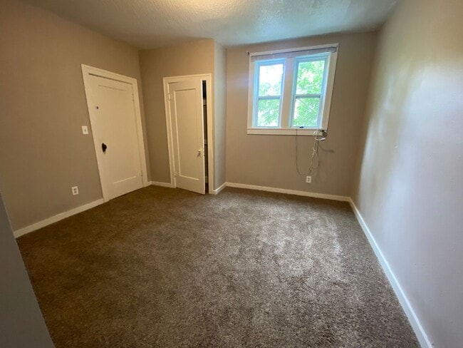 Building Photo - Updated 2 bed/1 bath Duplex for Rent!