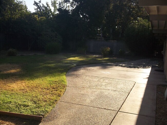 Building Photo - Charming home in Sacramento
