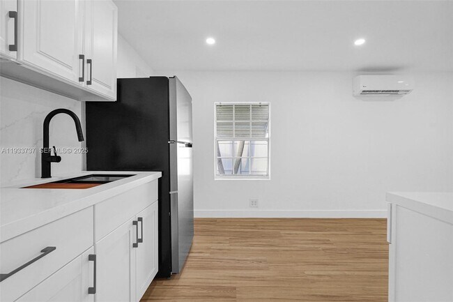 Building Photo - 2419 Coolidge St