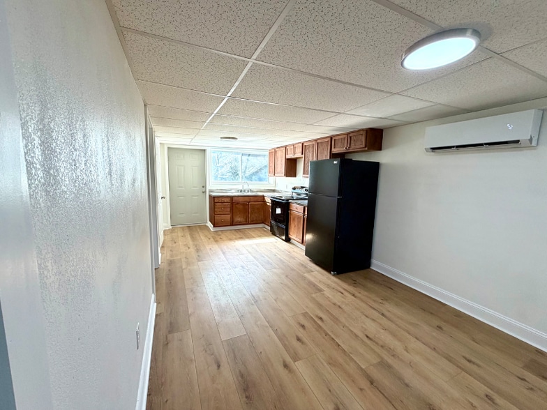 Building Photo - 711 W Eastland Ave